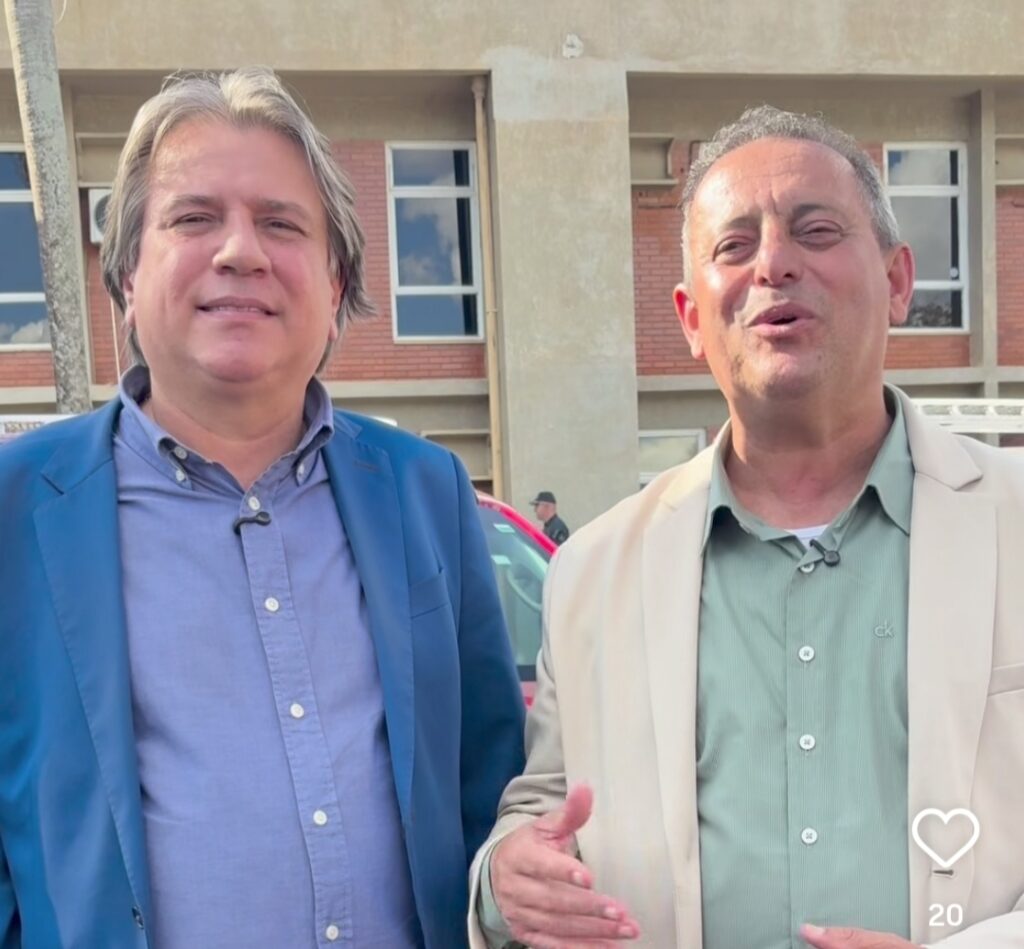 Prefeito Clóvis recebe nova viatura para Taquarussu ao lado de Caravina Prefeito Clóvis recebe nova viatura para Taquarussu ao lado de Caravina
