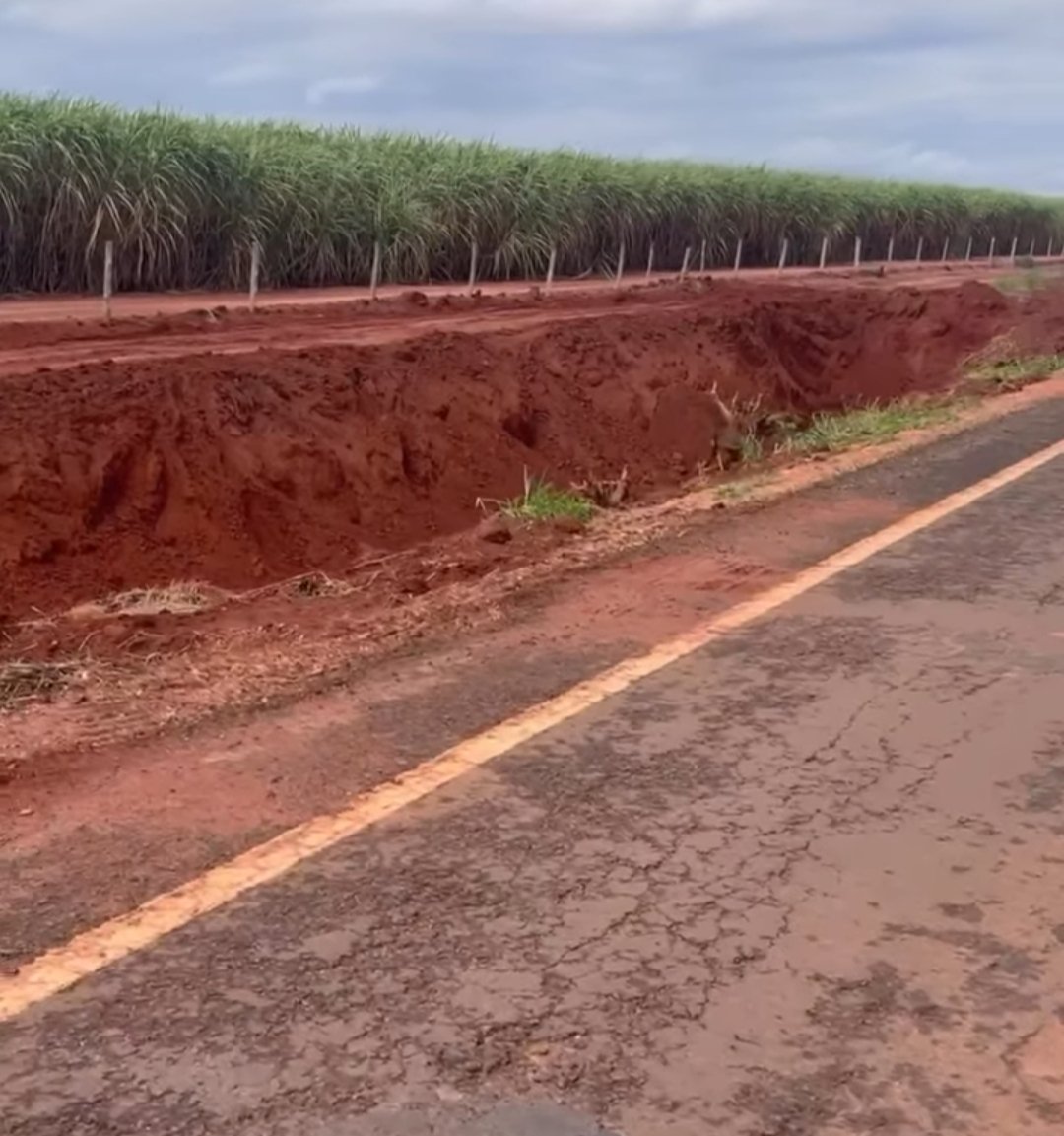 Buraco às margens da rodovia preocupa moradores e motoristas