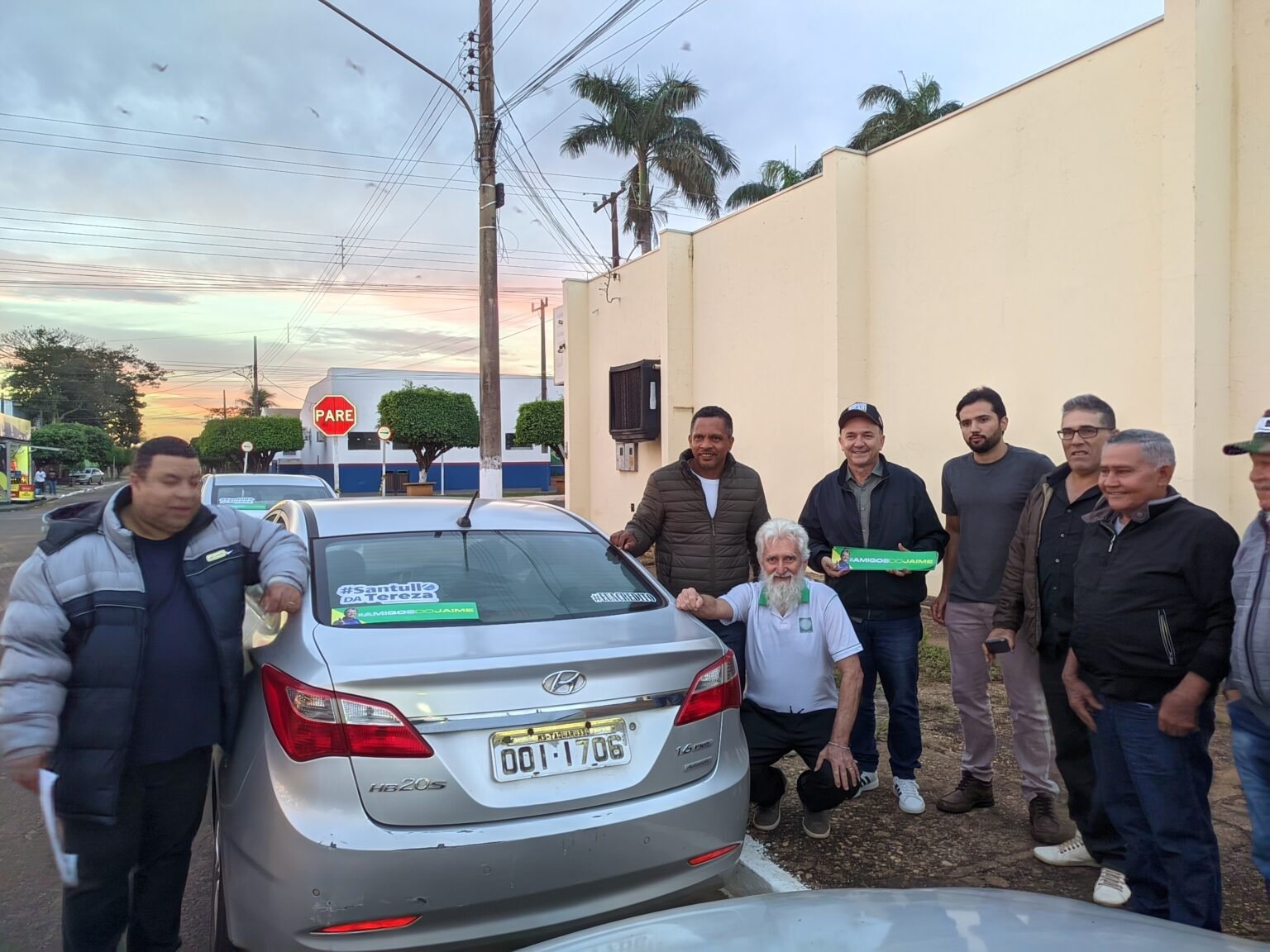 Grupo realiza adesivação de veículos em apoio às pré-candidaturas de Santullo e Jaime Verruck em Taquarussu
